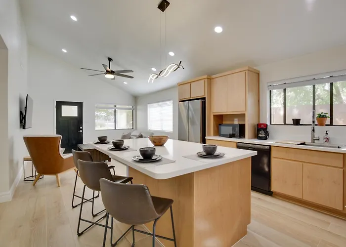 Renovated W/ Community Pool! Ferienhaus